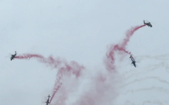 Trong phiên khai mạc triển lãm, Z-20T đã thực hiện một loạt các động tác phức tạp như lượn vòng, leo cao nhanh và hạ cánh chính xác theo hình chữ O. Những cuộc trình diễn bay này được các quan chức quốc phòng và quan sát viên quốc tế chứng kiến. Ảnh: @AVIC.