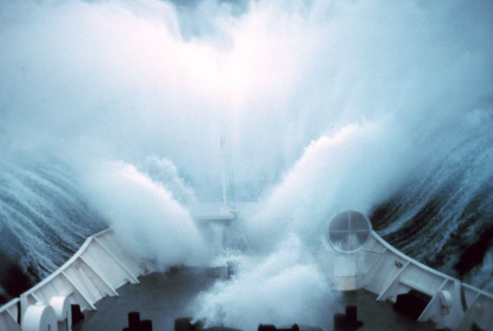 Cao hơn gấp đôi so với các con sóng xung quanh, sóng sát thủ có thể hình thành khi các đợt sóng hội tụ khuếch đại lại với nhau, tạo nên một con sóng đơn khổng lồ, hoặc khi các dòng hải lưu nén các đợt sóng thành những con sóng sát thủ lớn. Ảnh: @Monterey Boats.