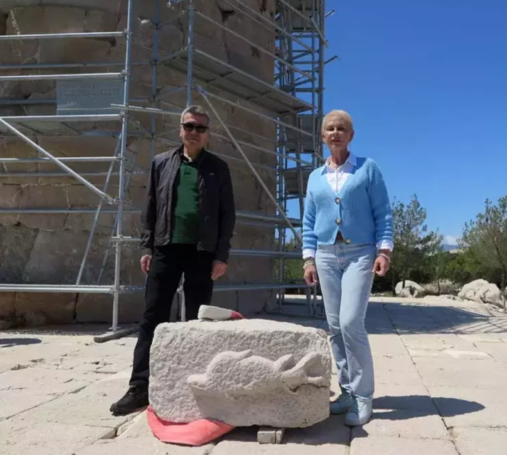 Giáo sư Tiến sĩ Havva İşkan Işık, Trưởng khoa Khảo cổ học thuộc trường Đại học Akdeniz cho biết, bức phù điêu còn nguyên vẹn và nó được tìm thấy ở khu vực có dòng chữ khắc tên Hoàng đế Nero. Ảnh: @Đại học Akdeniz.