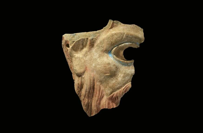 Đó là một mảnh mặt nạ đất nung vẫn còn lưu giữ những chi tiết tuyệt đẹp. Ảnh: @Vladimir Kuznetsov.