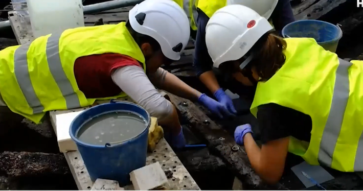 Trong giai đoạn tiếp theo, xác tàu sẽ được vận chuyển đến một cơ sở chuyên dụng và xử lý bằng sáp hòa tan trong nước để gia cố và bảo tồn kết cấu. Ảnh: @Bảo Tàng Barcelona.