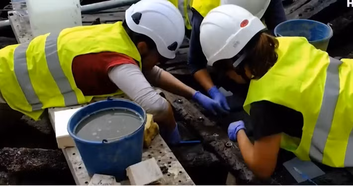 Trong giai đoạn tiếp theo, xác tàu sẽ được vận chuyển đến một cơ sở chuyên dụng và xử lý bằng sáp hòa tan trong nước để gia cố và bảo tồn kết cấu. Ảnh: @Bảo Tàng Barcelona.