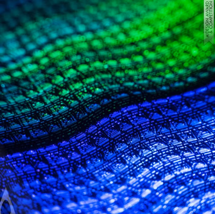 Ở đây, các nhà nghiên cứu đã tạo ra một chiếc áo khoác sưởi ấm thông minh từ vải điện tử mới đặc biệt của họ. Loại vải này chứa sợi tráng bạc sinh nhiệt. Sợi tráng bạc này có chức năng làm ấm quần áo, mà nó chỉ có trọng lượng nhẹ hơn và linh hoạt hơn, so với các sợi carbon thông thường. Ảnh: @adesignaward.