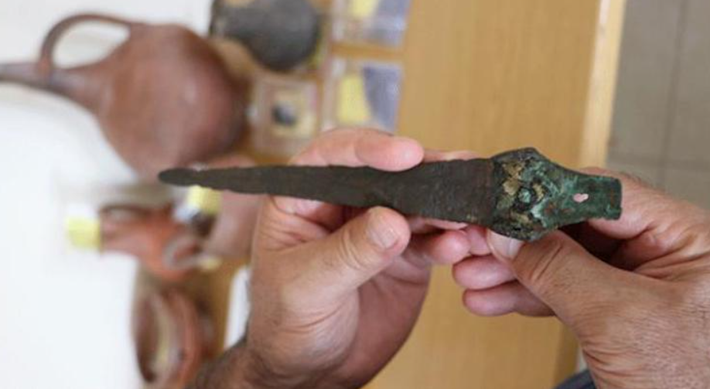 Họ còn khai quật được một chiếc lược dệt, một con dao dệt, các vật nặng và các mảnh vải bị cháy, thậm chí cả một số mẫu vải với các kiểu dệt khác nhau. Ảnh: @Đại học Ege.