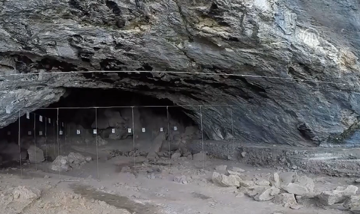 Trong một cuộc khai quật khảo cổ kéo dài tại hang Direkli, ở Kahramanmaraş, Thổ Nhĩ Kỳ, các chuyên gia đến từ trường Đại học Ankara Hacı Bayram Veli bất ngờ tìm thấy hàng loạt di tích cổ xưa kỳ lạ. Ảnh: @Đại học Ankara Hacı Bayram Veli.