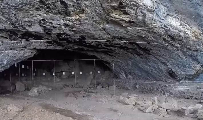 Trong một cuộc khai quật khảo cổ kéo dài tại hang Direkli, ở Kahramanmaraş, Thổ Nhĩ Kỳ, các chuyên gia đến từ trường Đại học Ankara Hacı Bayram Veli bất ngờ tìm thấy hàng loạt di tích cổ xưa kỳ lạ. Ảnh: @Đại học Ankara Hacı Bayram Veli.