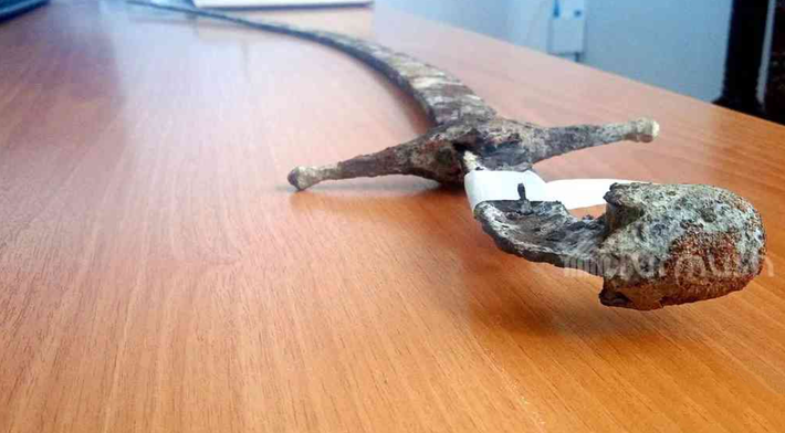 Kết quả cho thấy, đây là một thanh kiếm quân sự dài khoảng 90 cm, cong, sắc bén, có niên đại thuộc thế kỷ 12 Sau Công Nguyên. Ảnh: @Turmush.