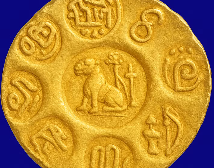 Nhiều đồng tiền trong số đó còn có họa tiết và dòng chữ tôn giáo liên kết đồng tiền với sự bảo vệ của thần linh và tính hợp pháp của hoàng gia. Ảnh: @Bảo tàng Chennai.