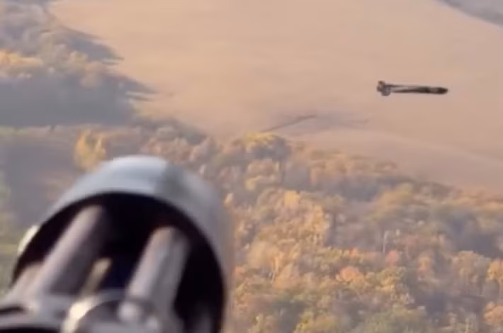 Mới đây, một đoạn clip mới lan truyền trên mạng xã hội cho thấy, từ một trực thăng Ukraine thời Liên Xô cũ, một xạ thủ điều khiển súng máy M134 Minigun đã bắn hạ một máy bay không người lái tấn công dòng Shahed-136/Geran-2 của Nga. Ảnh: @Archer83Able.