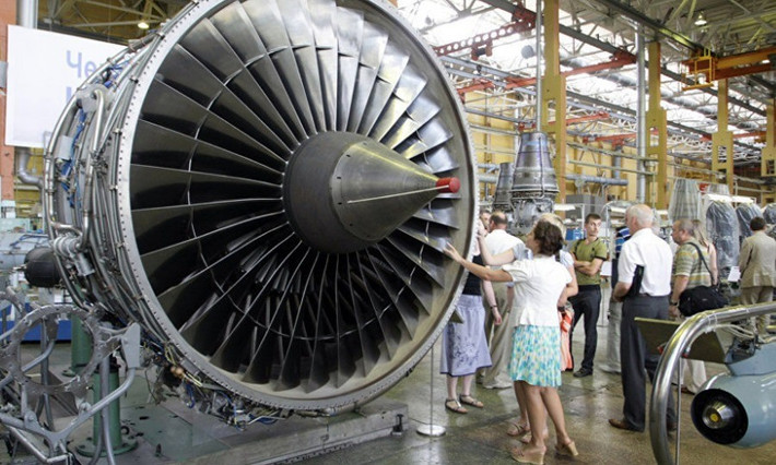 Sự phát triển của PD-26 còn mang ý nghĩa chính trị: giúp Nga thoát phụ thuộc vào các nhà sản xuất phương Tây như Rolls-Royce, Pratt &amp; Whitney hay General Electric. Trong bối cảnh trừng phạt, việc làm chủ động cơ nội địa trở thành yêu cầu sống còn với ngành hàng không vũ trụ Nga.