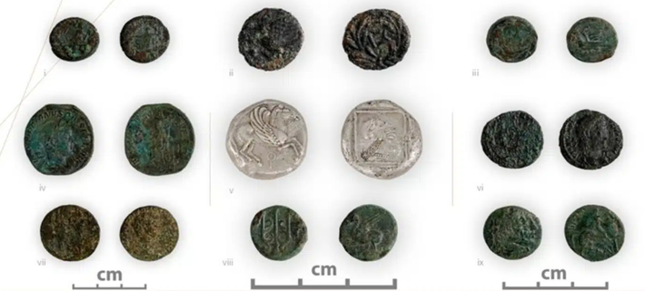 Các vật phẩm được tìm thấy bên trong hồ bơi đặc biệt này chứng minh công dụng chữa bệnh thiêng liêng của nó. Ảnh: @Bộ Văn hóa Hy Lạp.