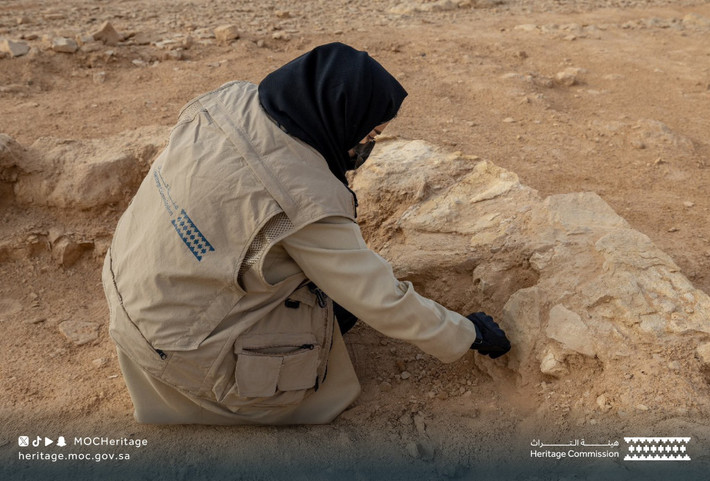 Trong quá trình khai quật, các chuyên gia cũng phát hiện ra một con đường cổ xưa, nối liền đáy thung lũng với cao nguyên phía trên và kéo dài về phía Riyadh ngày nay. Các chuyên gia tin rằng, con đường này có thể từng là một tuyến đường huyết mạch cho việc đi lại hoặc buôn bán. Ảnh: @Ủy ban Di sản quốc gia Ả Rập Xê Út.