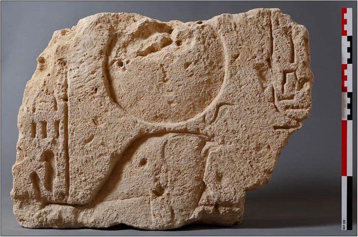 Một hiện vật đáng chú ý là nắp một chiếc bình có khắc tên Meritaten, con gái của Akhenaten và Nefertiti, cho thấy khu định cư này được thành lập vào thời kỳ triều đại thứ 18 (năm 1.550–1.292 Trước Công Nguyên) của Ai Cập cổ đại. Ảnh: @Sylvain Dhennin.