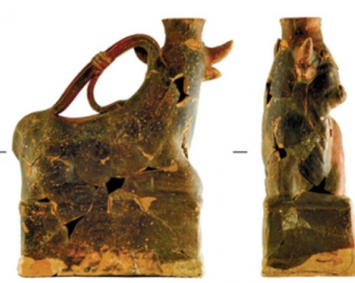 Chiếc bình gốm được thiết kế theo hình dáng một con bò tót đực: con vật nằm co chân dưới bình, đầu hướng về phía người xem. Thân bình được cách điệu, khuôn mặt được khắc họa chi tiết sắc sảo. Ảnh: @Viện Kurchatov.