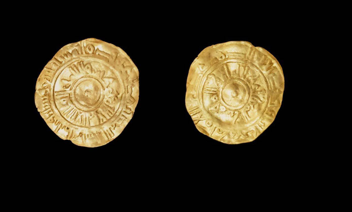 Trong số những đồng tiền này có một đồng tiền vàng có niên đại từ thời vua Fatimid Al Muizz li-Din Allah Al Fatimi. Ảnh: @Cục Cổ vật Thượng Ai Cập.