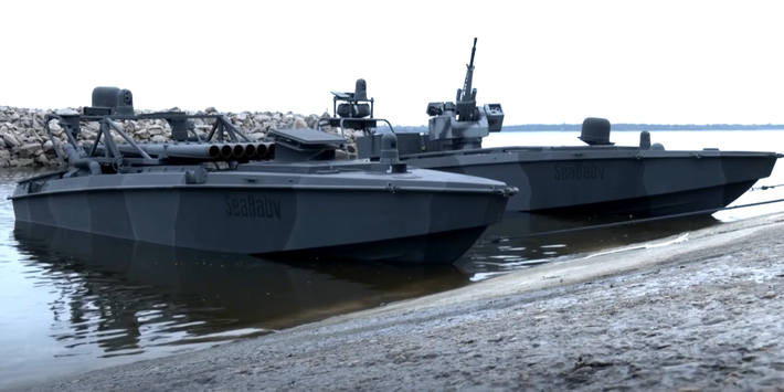 Về tải trọng, tải trọng của mỗi đơn vị mẫu xuồng không người lái Sea Baby mới mang theo đã được tăng từ 1.000 kg lên 2.000 kg, cho phép vận chuyển các bệ phóng tên lửa và súng máy mới - hoặc thay thế bằng các khối thuốc nổ lớn hơn cho các vai trò tấn công quan trọng. Ảnh: @Tình báo Ukraine.