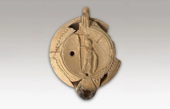 Tại hồ, họ còn tìm thấy các vật phẩm linh thiêng: Một mặt nạ đất sét của thần trẻ Harpocrates và các vật phẩm liên quan đến thần Sarapis của Ai Cập. Điều này cho thấy người dân Tenea đã kết hợp tín ngưỡng tôn giáo Hy Lạp và Ai Cập cổ đại. Ảnh: @Bộ Văn hóa Hy Lạp.