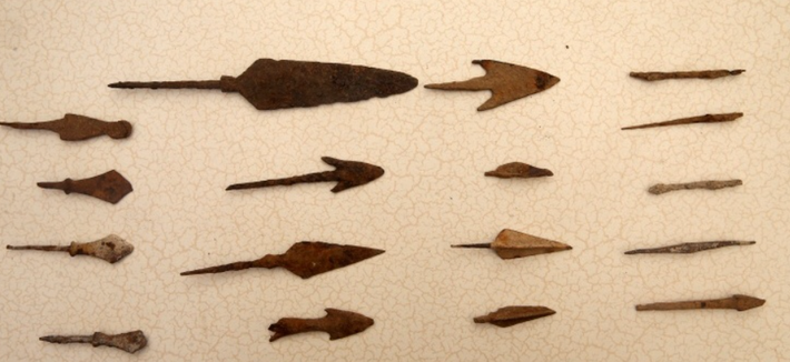 Chúng bao gồm 336 mũi tên, giáo mác và các vật dụng kim loại khác. Ảnh: @Đại học Muğla Sıtkı Koçman.