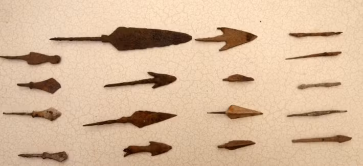 Chúng bao gồm 336 mũi tên, giáo mác và các vật dụng kim loại khác. Ảnh: @Đại học Muğla Sıtkı Koçman.