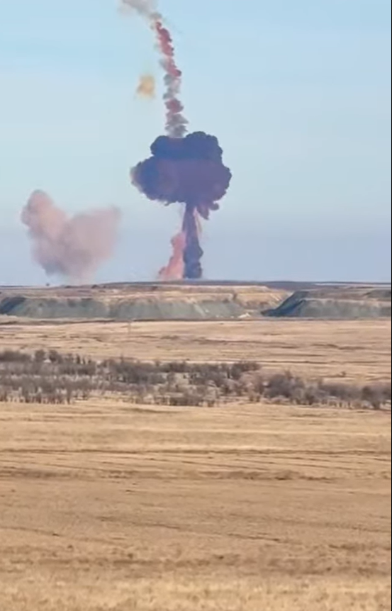 Các báo cáo cho rằng, luồng khói mây màu tím trùng khớp với màu tạo ra bởi nitơ tetroxide và dimethylhydrazine, vốn là hai chất nhiên liệu được sử dụng trong các hệ thống như tên lửa R-36M2 Voevoda và RS-28 Sarmat. Ảnh: @XomaMilitarnyi.