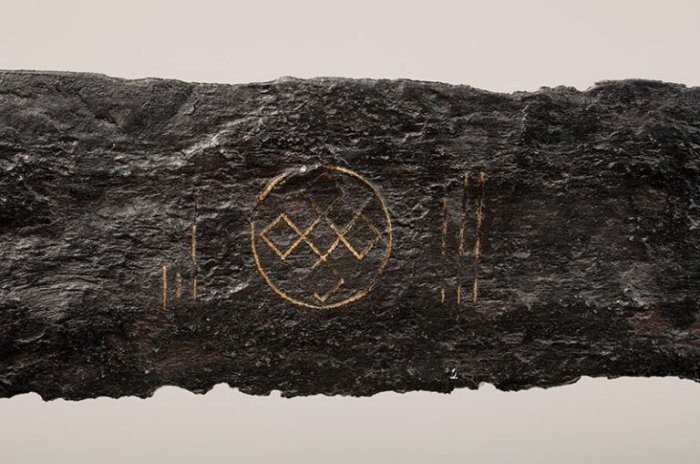 Thanh kiếm Linschoten nổi bật với ba đường khảm đồng song song, nhấn mạnh tầm quan trọng về mặt nghi lễ và biểu tượng của lưỡi kiếm. Danh tính chủ nhân của thanh kiếm vẫn chưa được biết, cũng như lý do tại sao nó lại hiện diện dưới đáy sông. Ảnh: @Đại học Leiden.