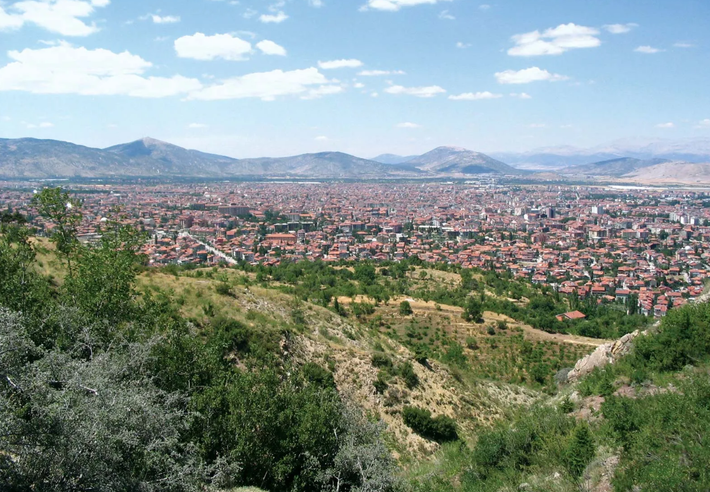 Bên dưới một ngôi nhà nông thôn ở tỉnh Burdur, Thổ Nhĩ Kỳ, các chuyên gia đến từ Bảo tàng Burdur bất ngờ tìm thấy nhiều vật thể lạ. Ảnh: @Bảo tàng Burdur.