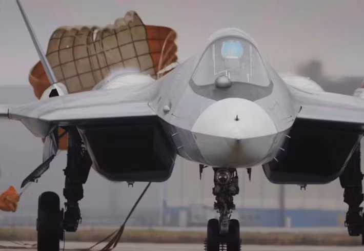 Giờ đây, loại động cơ Product 177 cung cấp lực đẩy lên đến 16.000 kg lực khi sử dụng buồng đốt phụ, giúp máy bay Su-57 có mức tiêu thụ nhiên liệu giảm, và loại động cơ này có tuổi thọ cao hơn so với các động cơ Su-57 trước đây. Ảnh: @ShanghaiEye.