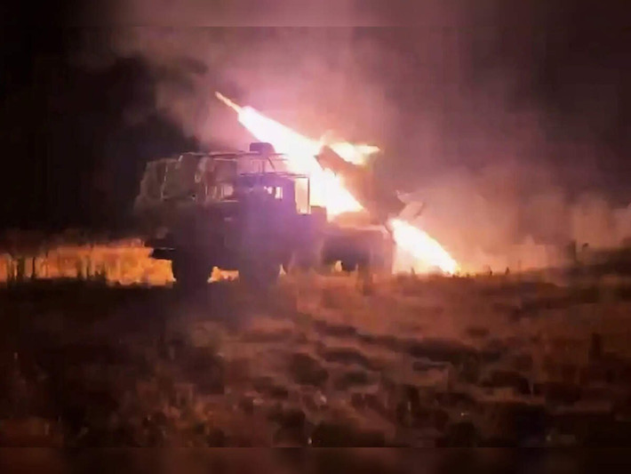 Đáp trả loạt tấn công, Nga tuyên bố đã phóng tên lửa Iskander-M nhằm vào hai bệ phóng tên lửa đa nòng của Ukraine, tuyên bố đã phá hủy hoàn toàn các mục tiêu. Moscow mô tả đây là “đòn phản kích cần thiết”, gửi thông điệp rằng bất kỳ nỗ lực gia tăng sức ép nào của Kiev lên lãnh thổ Nga sẽ lập tức bị đáp trả bằng hỏa lực mạnh hơn.