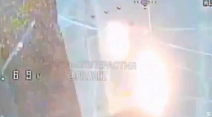 Video không cho thấy hậu quả sau khi máy bay không người lái FPV mang thuốc nổ nhiệt nhôm bay qua, cũng như không quay rõ mức độ tàn phá, hư hại của đường hầm lưới, khiến việc xác minh liệu phương pháp này có hoạt động hiệu quả như mong muốn hay không là điều không thể. Ảnh: @distant_earth83.