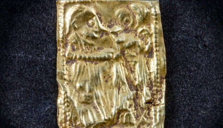 Những miếng lá vàng nhỏ này chủ yếu liên quan đến Thời kỳ tiền Viking, nhưng chúng được sử dụng để làm gì thì chưa ai lý giải được. Ảnh: @Ingar Mørkestøl Gundersen.