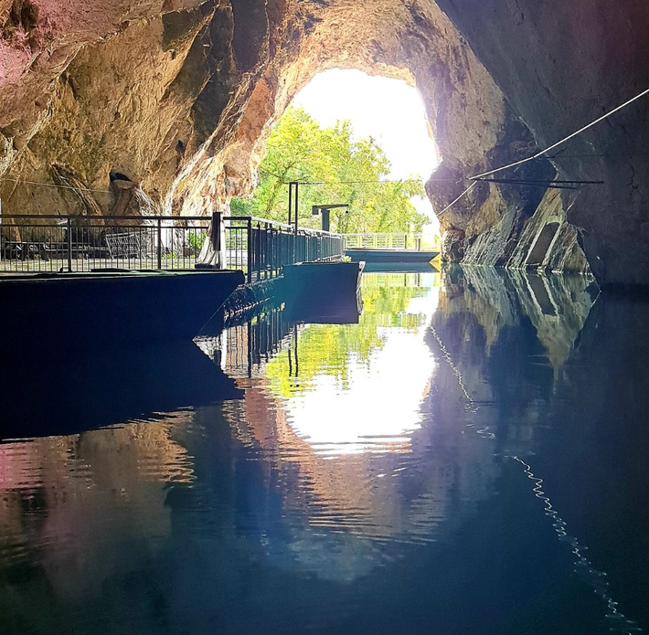 Hang động Pertosa-Auletta là hệ thống hang động duy nhất ở Ý có sông có thể đi lại được, và du khách sẽ được tham gia các tour du lịch có hướng dẫn bằng thuyền đến thác nước ngầm và Đại Sảnh, một căn phòng hang động khổng lồ cao tới 24 mét. Ảnh: @Viện Khảo cổ học Trung ương Ý.