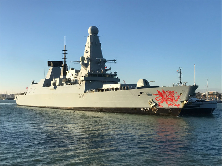 Cựu Chuẩn đô đốc Chris Parry thì thẳng thắn hơn: “Đây là thảm họa do làm ăn rẻ tiền. Để có hệ thống phòng không tầm xa hoạt động tốt, họ đã cắt giảm mọi thứ khác. Type 45 là nạn nhân điển hình của việc vừa muốn nhanh, vừa muốn rẻ, vừa muốn tối tân”.