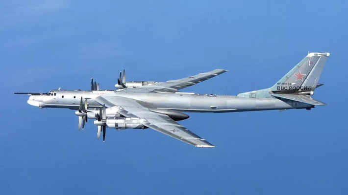 Tu-95MS Bear-H, ra đời từ thời Liên Xô, vẫn là trụ cột của không quân tầm xa Nga. Với khả năng mang tên lửa hành trình Kh-55 và Kh-101 - có thể gắn đầu đạn hạt nhân, cùng tầm bay trên 15.000 km, Tu-95MS đủ sức tấn công mục tiêu ở Mỹ từ khoảng cách an toàn ngoài lãnh thổ.