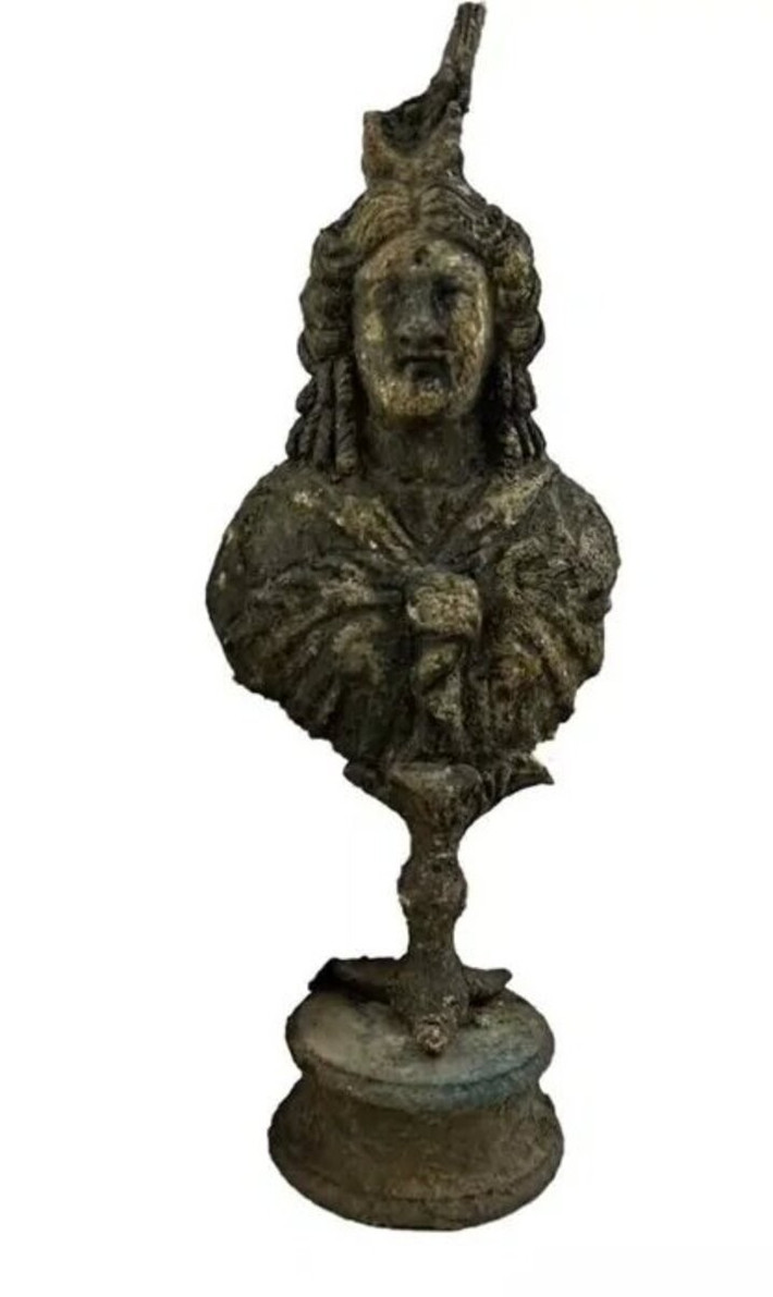 Đó là một bức tượng bán thân bằng đồng hiếm có, cao 20 cm, tạc hình nữ thần Ai Cập Isis. Ảnh: @Đại học Kỹ thuật Karadeniz.