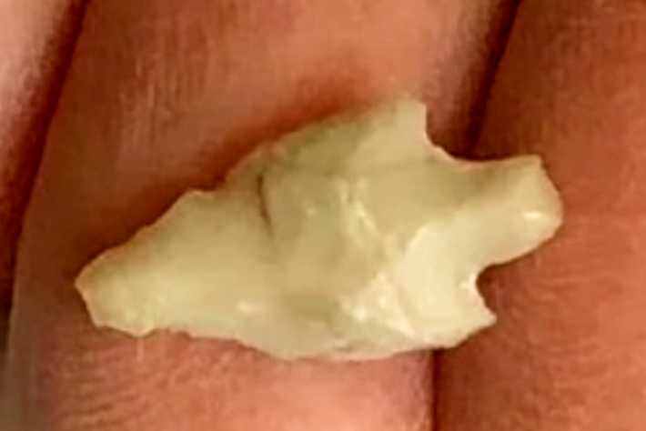 Đầu mũi tên này được chạm khắc từ đá lửa trắng, nổi bật với các vân sậm màu. Ảnh: @Cơ Quan Cổ Vật Israel.