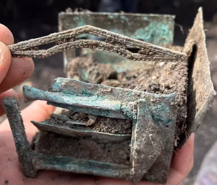 Mô hình chạm nổi cho thấy mặt tiền của một ngôi đền La Mã, với đầy đủ các cột trụ và mái tam giác. Ảnh: @Đại học Babeș-Bolya.