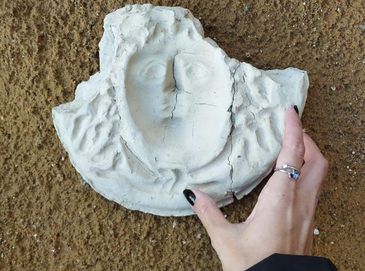 Theo những phân tích ban đầu, khuôn đúc mặt nạ này có thể đại diện cho Medusa, nhân vật thần thoại Hy Lạp nổi tiếng với ánh mắt hóa đá và mái tóc đầy rắn. Ảnh: @Dự án Finziade / Parco Archeologico e Paesaggistico della Valle dei Templi.