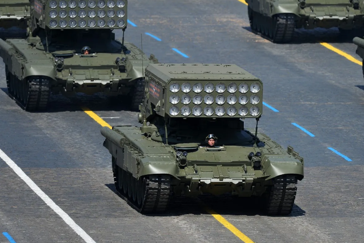 Vậy nên, đánh dấu một bước tiến mới trong nỗ lực của Moscow nhằm tăng cường hỏa lực tuyến đầu chống lại các mối đe dọa từ UAV đang phát triển của Ukraine, mới đây, Nga đã triển khai một lô hệ thống bắn tên lửa hạng nặng TOS-1A Solntsepek bản nâng cấp hoàn toàn mới. Ảnh: @militarnyi.