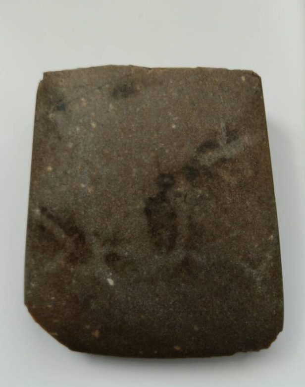 Tin rằng, hòn đá này có ý nghĩa đặc biệt, người làm vườn đã báo cáo phát hiện này cho các quan chức thuộc Cơ quan Bảo tồn Di tích tỉnh Lublin. Ảnh: @Cơ quan Bảo tồn Di tích tỉnh Lublin.