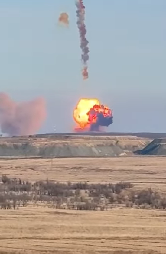 Theo nhiều báo cáo, sau đó một đám mây màu tím hình thành trên địa điểm phát nổ này. Ảnh: @XomaMilitarnyi.