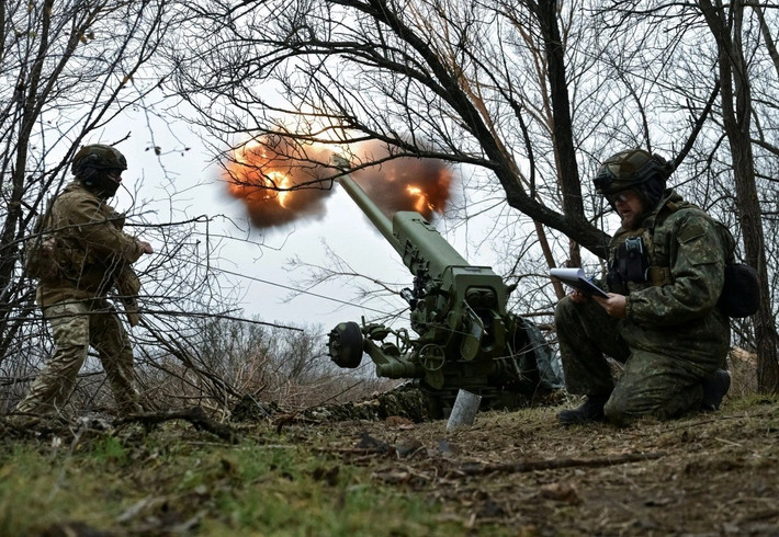 Trong khi đó, truyền thông Ukraine thừa nhận tình hình quanh Pokrovsk đang trở nên “rất khó khăn”, khi nhiều đơn vị tuyến đầu thiếu đạn pháo, nhân lực mỏng và liên lạc bị gián đoạn do các cuộc tập kích điện tử dày đặc của Nga. Tuy nhiên, Bộ Tổng tham mưu Ukraine tuyên bố vẫn duy trì khả năng phòng thủ và chuẩn bị phản công tại một số khu vực ngoại vi.