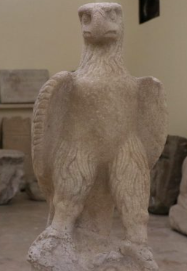 Hai bức tượng đại bàng có cánh gập lại, đầu hơi nghiêng sang phải. Ảnh: @Đại học Dokuz Eylül Burak Yolaçan.