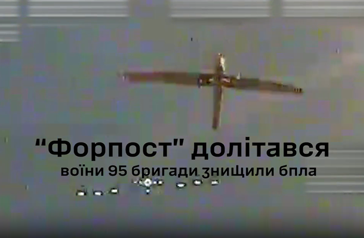 Các đội phản ứng nhanh của Lữ đoàn Tấn công Đường Hàng không Độc lập số 95 của Ukraine đã phát hiện và tấn công hệ thống máy bay không người lái trinh sát Forpost khi nó cố gắng trốn thoát. Ảnh: @95 окрема десантно-штурмова Поліська бригада ДШВ ЗСУ.