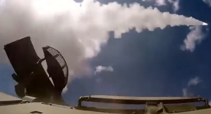 Và Hệ thống tên lửa đất đối không Tor-M2 mới do Nga cung cấp còn có tính cơ động cao, thời gian phản ứng ngắn và có khả năng tiêu diệt đồng thời nhiều loại mục tiêu trên không, bao gồm cả máy bay không người lái. Ảnh: @ Military Review.