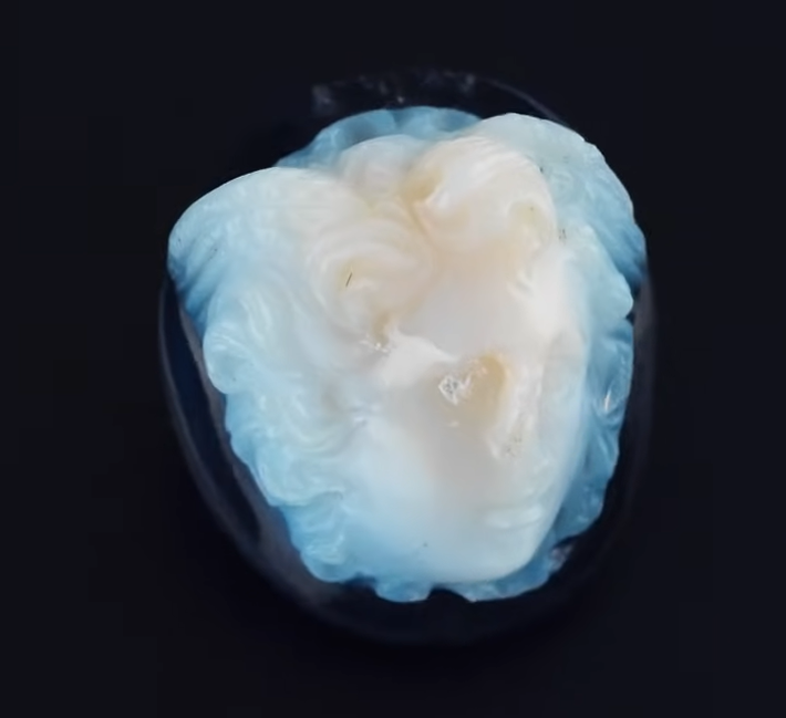 Điều gây chú ý là bức tượng này được chạm khắc cực kỳ tinh xảo và tỉ mỉ nhất. Ảnh: @Bảo tàng Lâu đài Linz.