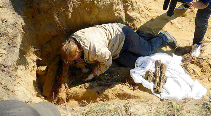 Chiếc tất da của bà còn được bọc bên ngoài bởi đôi torbasa - loại ủng truyền thống của người Yakutia có lót lông. Phần dưới trang phục của bà ấy vẫn còn được bảo quản tốt. Nó được làm bằng lông thú, trang phục truyền thống của người Yakutia. Ảnh: @Tiến sĩ Elena Solovyova.