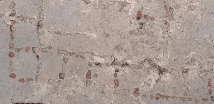 Patolli bao gồm những mảnh ghép nhỏ - những mảnh gốm màu đỏ và cam kích thước 1–3 cm - được sắp xếp theo bố cục hình chữ nhật cắt ngang bởi một trục trung tâm, tựa như họa tiết bàn cờ truyền thống của Trung Mỹ. Ảnh: @Trung tâm Nghiên cứu Khoa học Quốc gia Pháp.