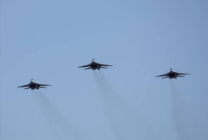 Cùng bay trên bầu trời Belgrade còn có MiG-29, loại chiến đấu cơ Nga vốn đã là xương sống của không quân Serbia nhiều năm nay. Sự kết hợp giữa Rafale và MiG-29 trong cùng một cuộc duyệt binh phản ánh rõ nét chính sách quốc phòng đa phương hóa, không nghiêng hẳn về Moskva hay phương Tây mà tìm cách cân bằng giữa các đối tác.