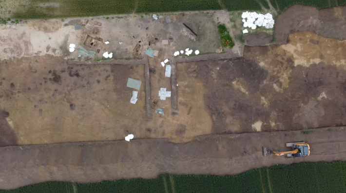 Tại làng Aasum yên tĩnh, gần Odense, Đan Mạch, nhà khảo cổ học Michael Borre Lundo đã phát hiện 50 bộ hài cốt lạ trong quá trình khai quật khảo cổ tại khu vực quy mô 2.000 mét vuông trong nghĩa trang lịch sử. Ảnh: @Michael Borre Lundo.