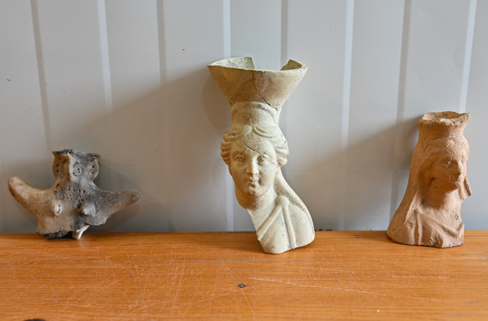 Bên trong công trình, các chuyên gia tìm thấy một bức tượng nữ bằng gốm được cho là mô tả một nữ thần. Ảnh: @Đại học Çukurova.